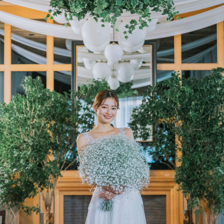 《少人数専門会場だから安心》家族だけでの結婚式もお任せ下さい。広すぎない心地よい空間で誓い合うことができるので、大袈裟でなく等身大のおふたりの姿を見てもらおう！