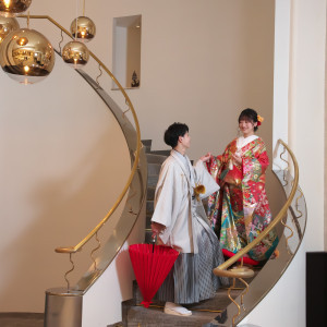 和装も映えるらせん階段入場|Casa Noble OSEIRYU（カーサノーブレオセイリュウ）の写真(27073590)