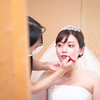 新婦様のヘアメイクからお支度をスタート!専門美容スタッフと事前お打ち合わせがあるので安心。