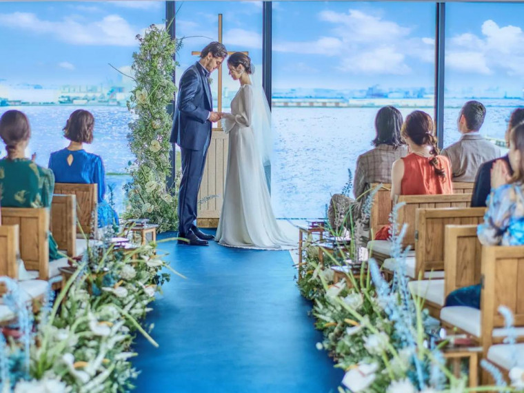 太陽の陽を浴びながら笑顔あふれるお食事を