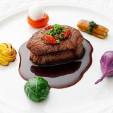 北海道産和牛フィレ肉のロティ、5種の東京野菜添え