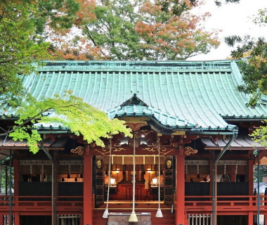 赤坂の広大な敷地に由緒正しき「赤坂氷川神社」は、縁結びの神様が見守る社です。