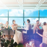 バーカウンター付きの待合ラウンジは圧巻の眺望が広がる寛ぎの広々空間