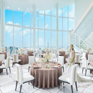 【25年8月リニューアル】パーティ中も絶景を間近に。2フロア吹き抜け＆大階段付きのパーティ会場|ルミヴェールTOKYOの写真(54790902)
