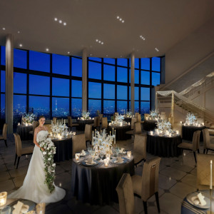 東京の夜景を180度見渡すことができる、圧倒的なロケーションが大人花嫁をさらに上品に惹きたてる|ルミヴェールTOKYOの写真(54790893)