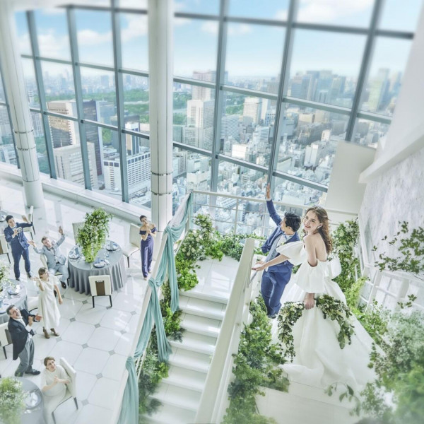 あこがれの大階段での演出が叶う「クリスタルレジデンス」。一面窓の温かな空間でおもてなしウエディングを