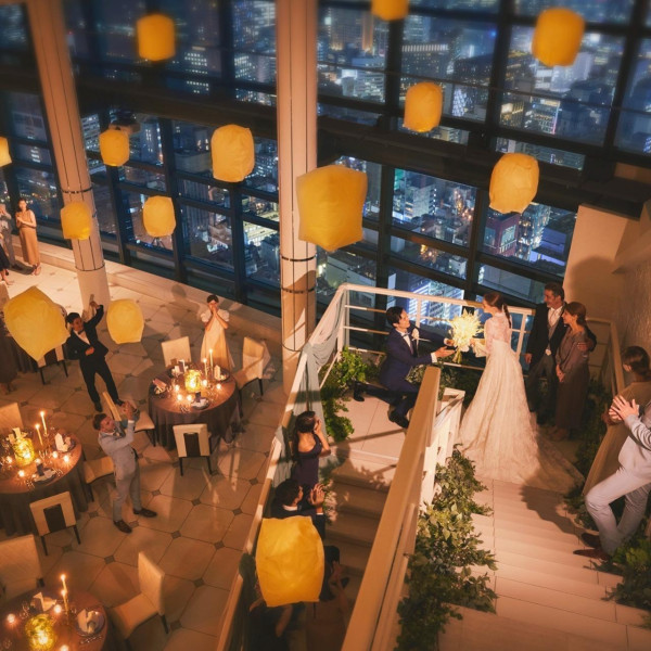 あこがれの大階段での演出が叶う「クリスタルレジデンス」。東京を見渡せる絶景をゲストにプレゼント