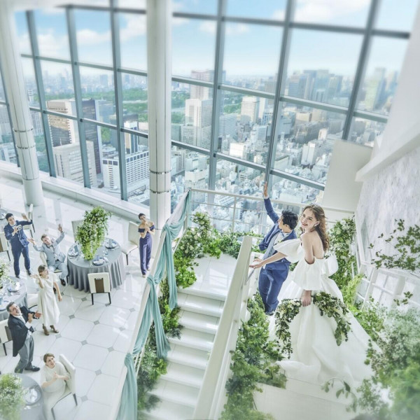 あこがれの大階段での演出が叶う「クリスタルレジデンス」。一面窓の温かな空間でおもてなしウエディングを