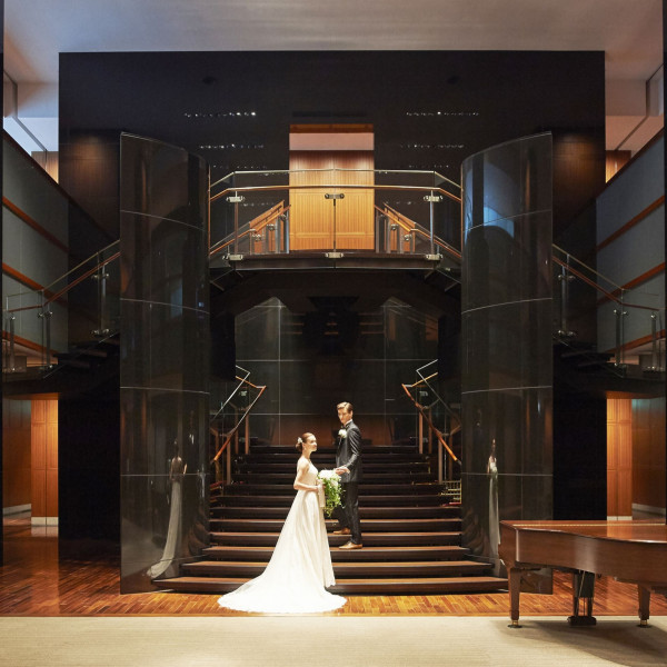 エントランスホールに広がるシックな大階段にウエディングドレス姿が美しく映える