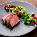 目で見ても楽しめる婚礼料理。お二人の思い出の食材を使ったお料理もオリジナルメニューもおすすめ