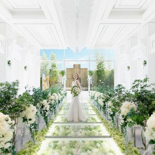 Check！
自然光が差し込み足元には花々が敷き詰められた幻想的で開放感抜群のチャペル