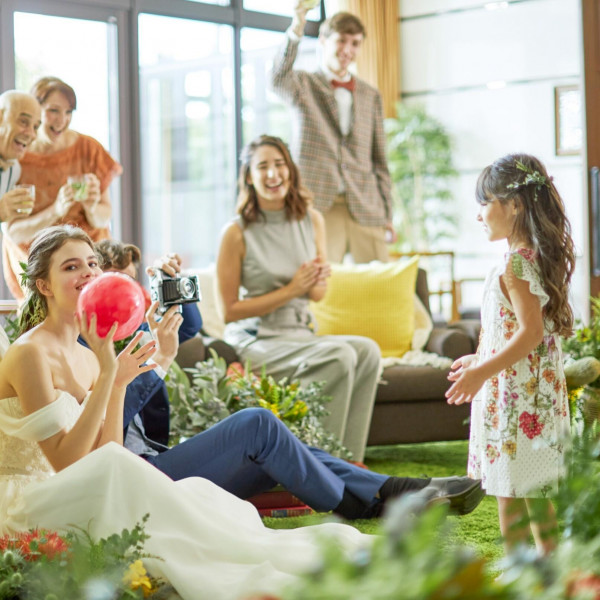 会場をゆったり使った演出も、大好きな人たちと囲まれるパーティも思いのまま