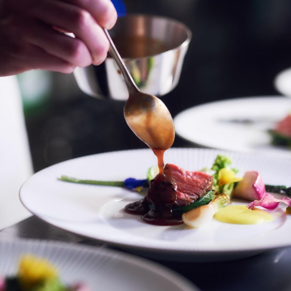 ゲストからも大好評のラグナヴェールのお料理。お箸で食べられる和フレンチをご堪能ください!