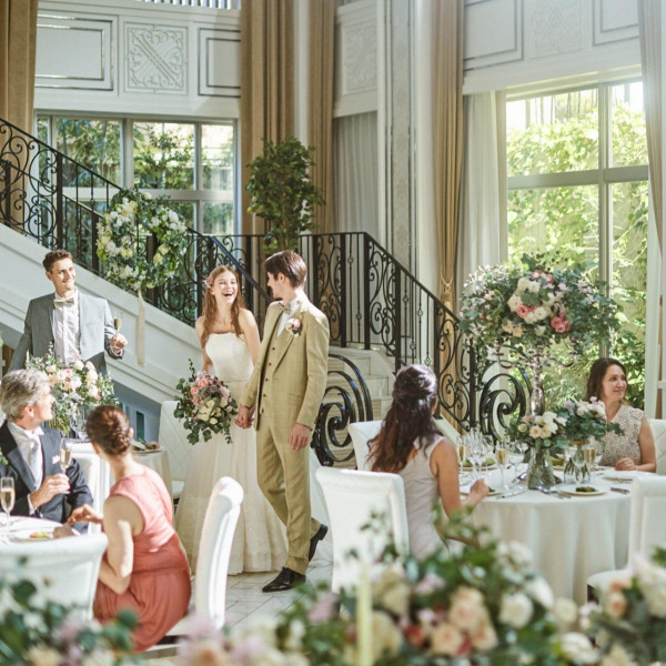 【新郎新婦衣装286,000円OFF】まるで映画のワンシーンのような大階段でお色直し入場