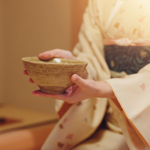 隣接する茶室「豊松庵」を待合時間に利用できる。ゲストには茶道の先生がふるまうお抹茶を提供でき、結婚式までの時間をゆったりと寛いで過ごしてもらえる|大阪城西の丸庭園 大阪迎賓館の写真(55591178)