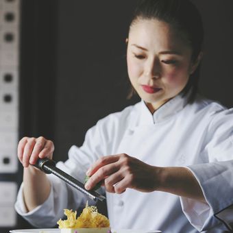 意外性のある組み合わせや斬新な食材を使い、型にはまらないデザートをお届けいたします。