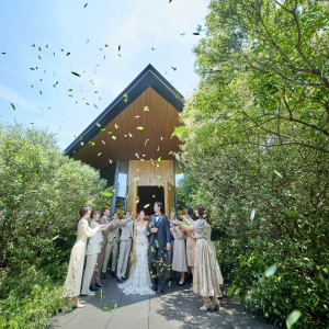 ゲストに囲まれたリーフシャワーも|TRUNK(HOTEL)（トランクホテル）の写真(53201699)