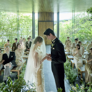 木材と石畳に囲まれた重厚感のある内観でセレモニーを行っていただけます|TRUNK(HOTEL)（トランクホテル）の写真(53201702)