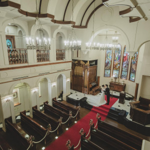 提携の桜坂教会（旧：セントマルティーヌ教会）での挙式もご案内。挙式後のご移動もサポートいたします。|オン ア ターブルの写真(57621172)