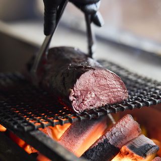 会場併設のオープンキッチンからはパーティーの進行に合わせてお料理を提供します。