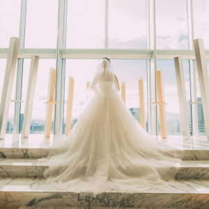 自然光がドレスをさらに輝かせてくれます|The 33 Sense of Wedding(ザ・サーティースリー・センス・オブ・ウエディング)の写真(46081523)