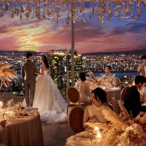 キラキラ輝く夜景、そして夕焼けをバックにトワイライトを楽しめるのはおしゃれ花嫁様必見！|The 33 Sense of Wedding(ザ・サーティースリー・センス・オブ・ウエディング)の写真(20383058)