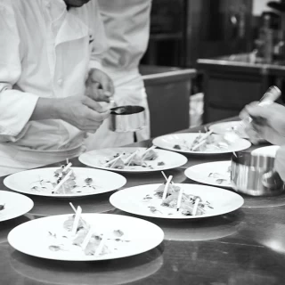 パーティー会場に隣接したキッチンなので、パーティーの進行具合に合わせながら調理します