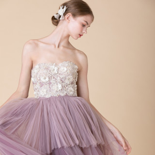 フォトジェニックな会場に似合うニュアンスカラーのドレス。くすみカラーがオシャレな花嫁様に人気です。
