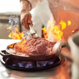 火入れから盛り付けのタイミングまで、すべてが計算し尽くされている