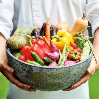 旬の食材をシェフ自ら厳選し、四季ごとにメニューを仕立てます
