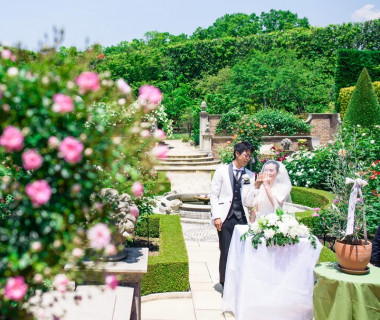 挙式のコーディネートはお2人のお好みで!結婚式のテーマカラーやお好みのお花に合わせてデコレート致します