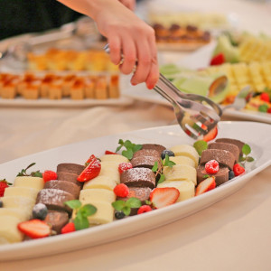 パーティーの結びは「デザートブッフェ」を楽しむ事も出来ます。彩り豊かなデザートやフルーツでゲストと一緒に楽しめます。|キングスウェル（オズブライダル）の写真(2332004)