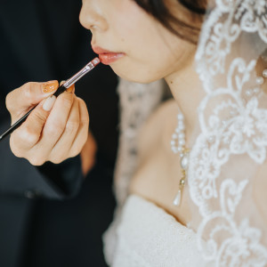 当日の撮影はメイクシーンからスタートです、結婚式は準備から始まります|キングスウェル（オズブライダル）の写真(45107054)