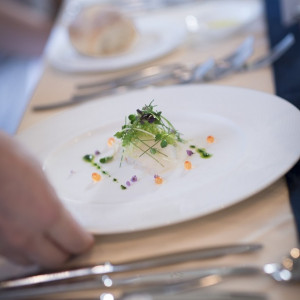 真っ白いお皿に描かれたようなお料理|キングスウェル（オズブライダル）の写真(3342667)