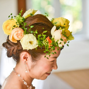 カラードレスにお色直しの際はヘッド装花も「花冠」でイメージチェンジ！|キングスウェル（オズブライダル）の写真(2331507)