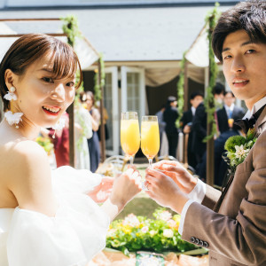 テーマカラーにあわせた乾杯ドリンクはノンアルコールカクテル|キングスウェル（オズブライダル）の写真(45014019)