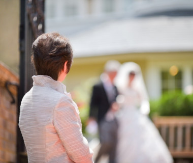 ベールダウンのため新婦様とお父様の入場を待つお母様・・・
