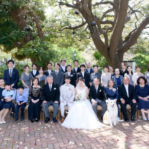 【Family Photo】ご親族集合写真は大切な家族のワンちゃんも一緒に|山手十番館ウエディング ハウス&ガーデンの写真(43393944)