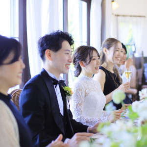 【Wedding Party】大きな窓ガラスから自然光がたっぷり降りそそぐあたたかみのある空間|山手十番館ウエディング ハウス&ガーデンの写真(43393950)