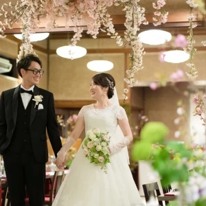 お二人こだわりの、オーダーメイドの装花。桜の季節の、やわらかで優しいお色味の会場となりました。|二葉楼の写真(43627541)