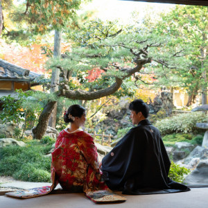 300坪の回遊式日本庭園。四季折々の表情が楽しめます。お着物姿のお二人も、一層美しく映えますね。|二葉楼の写真(46924830)