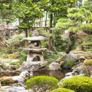 武蔵野の里山をイメージした日本庭園。池を周遊できる回遊式の庭園となっている。|二葉楼の写真(43628005)