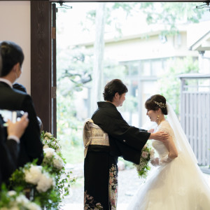 ベールダウンの儀式も可能です。奥に緑豊かなお庭があり、素敵な背景となります。|二葉楼の写真(43626368)