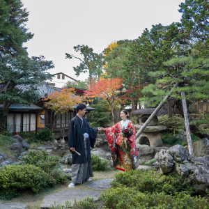 庭師こだわりの石灯籠や庭石、植栽が織りなす景観美をお楽しみください。|二葉楼の写真(46924792)