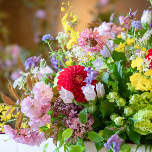 季節のお花、好みのお色味など、イメージやご予算をお聞かせください。お祝いのお席を華やかに彩ります。|二葉楼の写真(46929455)