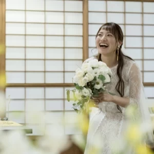 ファーストミートのワンシーン。テーブルの陰に身を潜め、ご新郎様を驚かせようとしたご新婦様の、かわいらしい一枚。|二葉楼の写真(46929452)