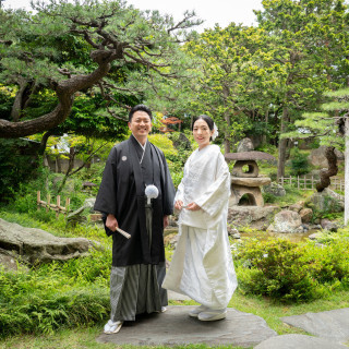 白無垢と紋付き袴で、日本庭園をバックに記念撮影。和風結婚式にぴったりなロケーションが豊富な会場です。