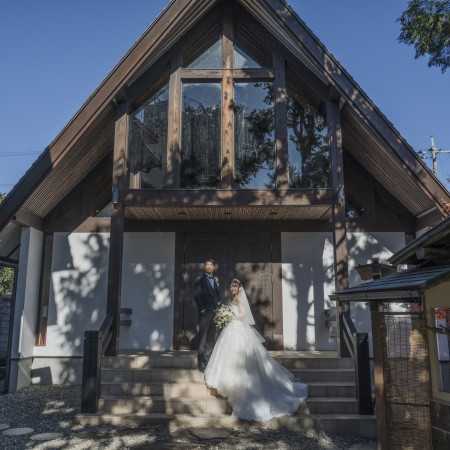 料亭施設には珍しい、独立型のチャペルを有しております。ガラス窓から暖かな光が差し込む、明るくて気持ちの良いチャペルです。