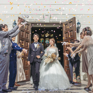 「おめでとう」の祝福と幸せの拍手がふたりを包む|ノートルダム下関/FIVESTAR WEDDINGの写真(50586820)