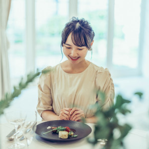 おふたりはもちろん、大切なゲストの皆様の多様な好みを満足させられるよう、各コースにスタイリッシュなお造りやご飯ものなど、和も洋も味わえるコースをご用意。|ノートルダム下関/FIVESTAR WEDDINGの写真(27755258)